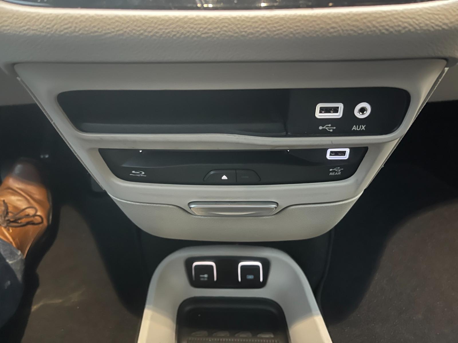 2018 White /Black Chrysler Pacifica Touring-L Plus (2C4RC1EG0JR) with an 3.6L V6 DOHC 24V engine, 9A transmission, located at 11115 Chardon Rd. , Chardon, OH, 44024, (440) 214-9705, 41.580246, -81.241943 - This 2018 Chrysler Pacifica Touring L Plus is a well-equipped minivan, boasting a single-owner history and a clean accident record. It features a capable 3.6L Pentastar V6 engine complemented by a 9-speed automatic transmission with start-stop technology to enhance fuel efficiency. The interior is a - Photo #32